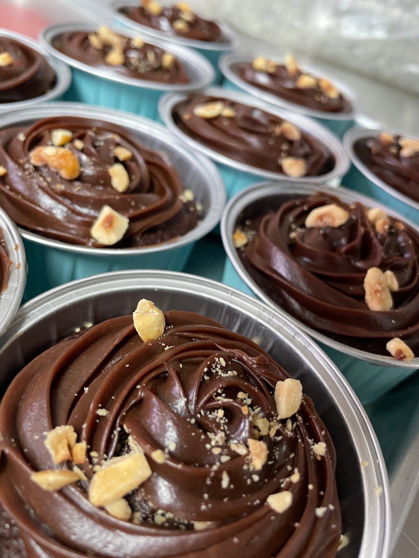 Bizcocho- chocolate, avellanas rostizadas y ganache.