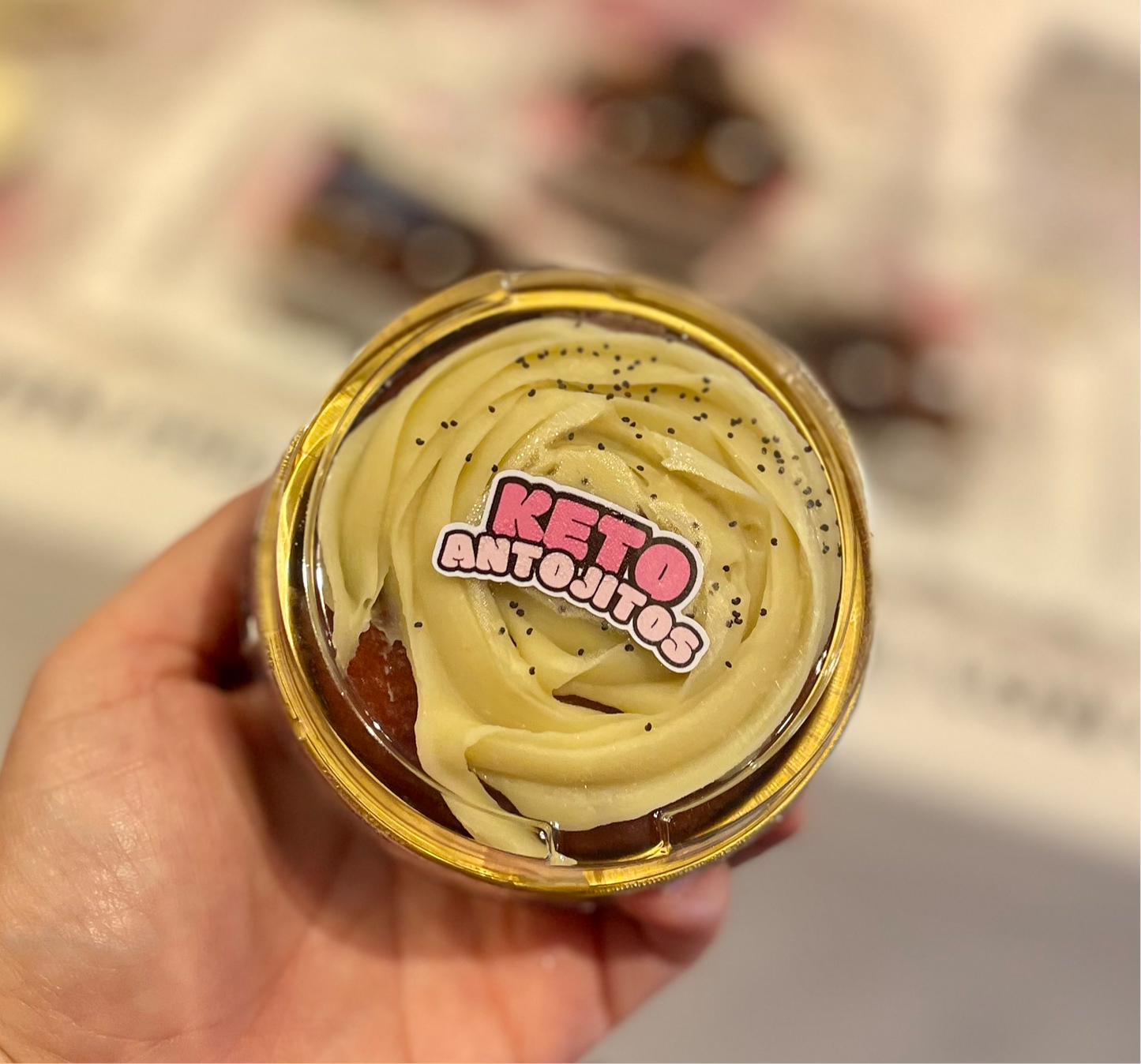 Bizcocho- limón, chocolate blanco y poppy seeds.