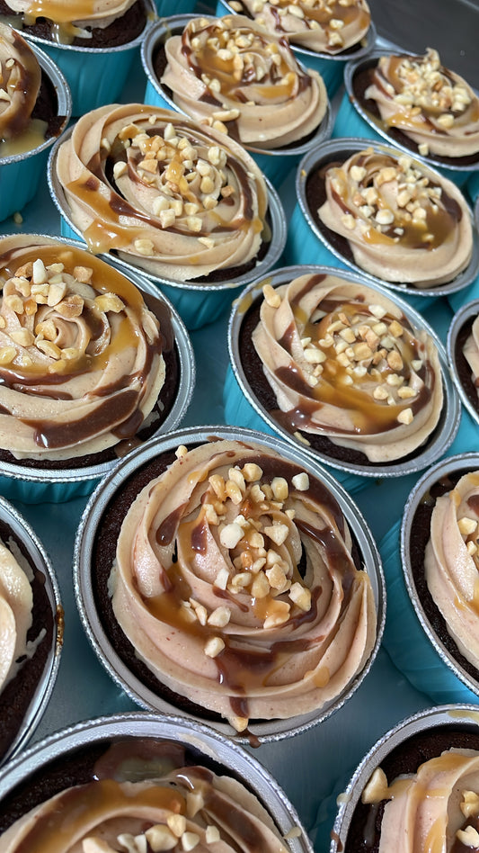 Bizcocho- chocolate, caramelo y maní.